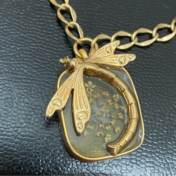 Unsigned Handmade Pressed Flower Resin Dragonfly Pendant Gold-tone Necklace - Picture 12 of 13